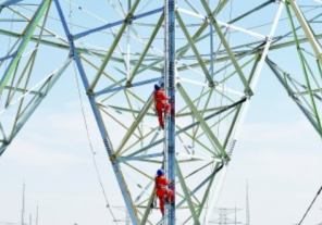 高空防墜器和電力工人解決偏遠山區用電問題