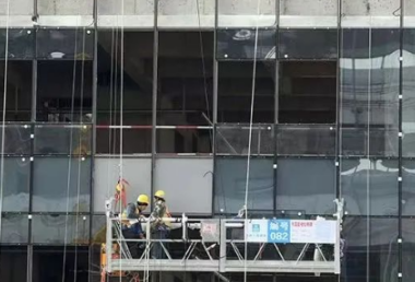 高空作業安全帶參與北京昌平寫字樓玻璃幕墻吊裝工作